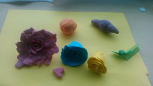 紙粘土での工作を遊びにつなげます 理究が運営する学童保育事業